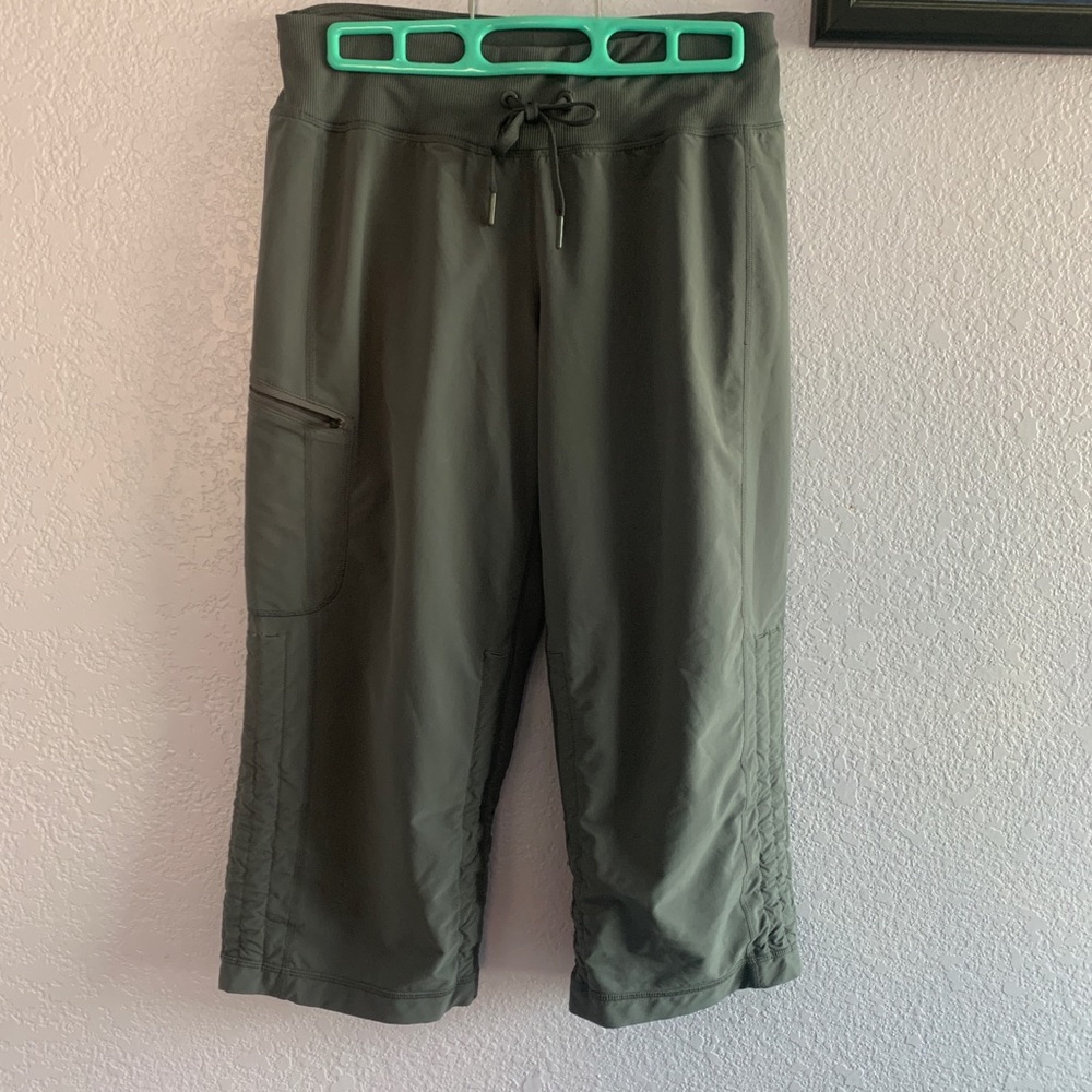 Zella gray capri pants